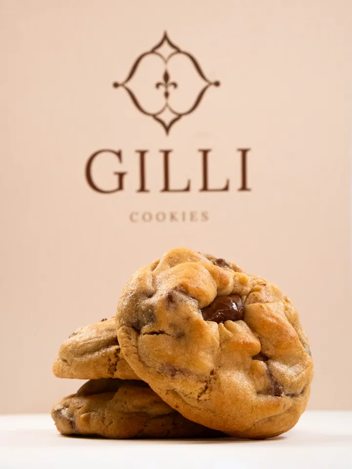 Cookies tradicionais empilhados diante do logo da Gilli